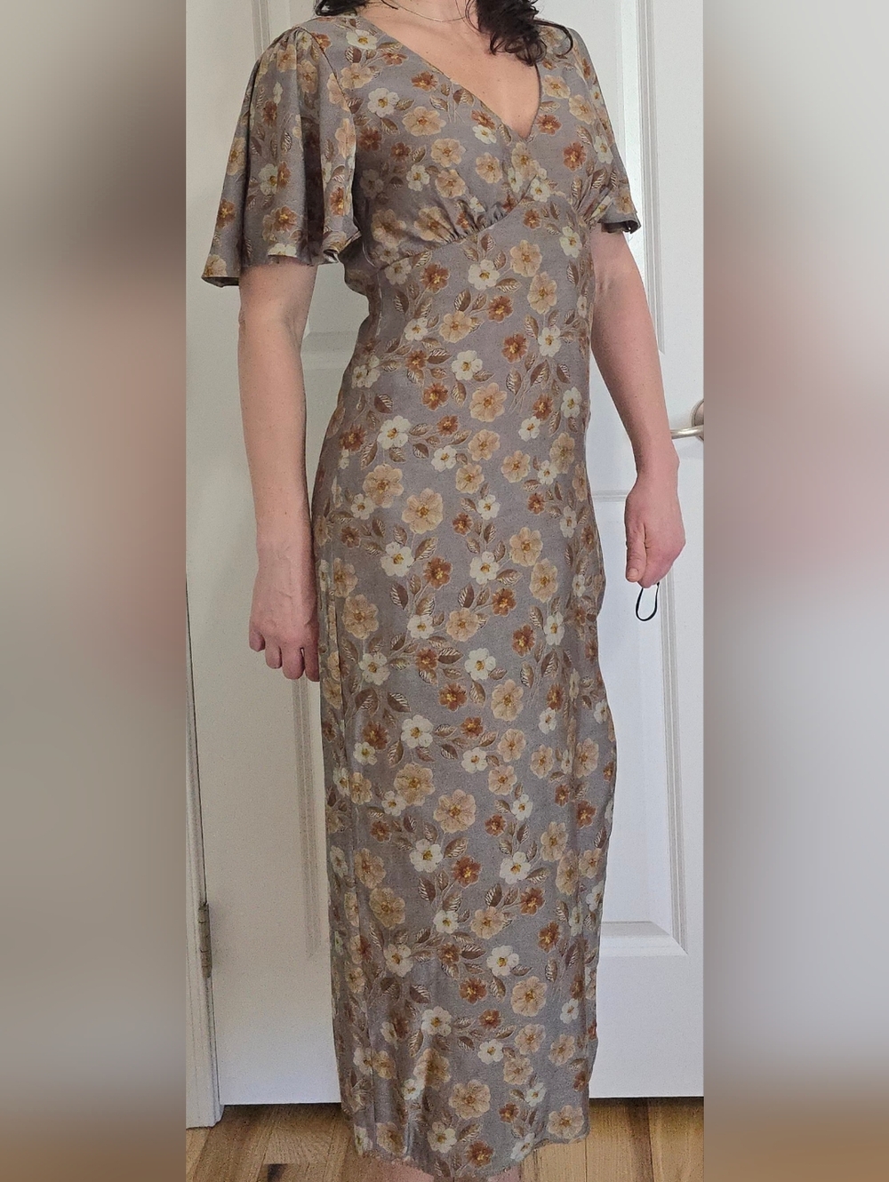 Lulu's Grey Floral Flutter Sleeve Midi Dress, M - Picture 7 of 16